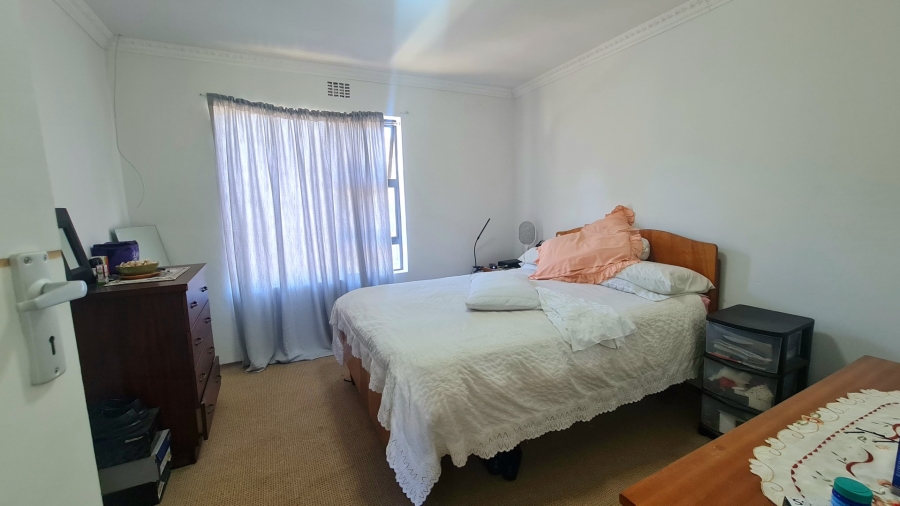 5 Bedroom Property for Sale in Hornlee East Western Cape